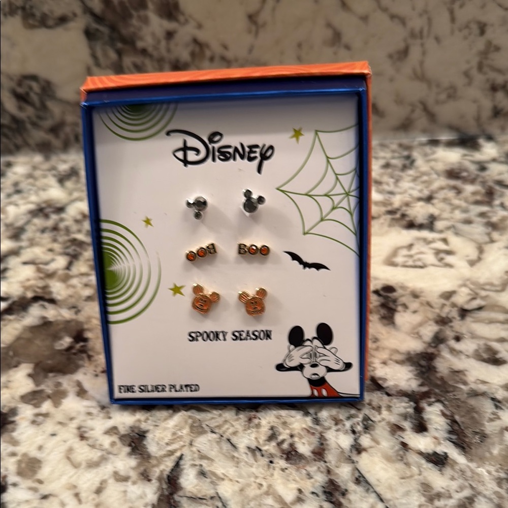Disney Halloween earrings.. spooky season ..gift box
Authentic